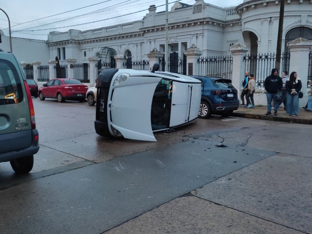 Violento choque y vuelco en pleno centro